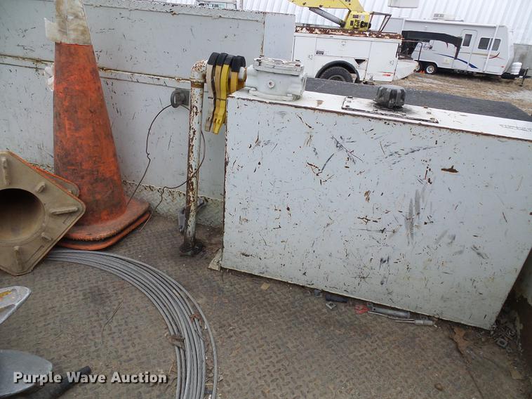 image for item DF7169 2000 International 4800 bucket truck