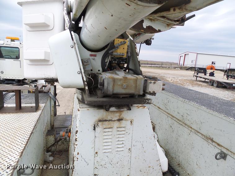 image for item DF7169 2000 International 4800 bucket truck