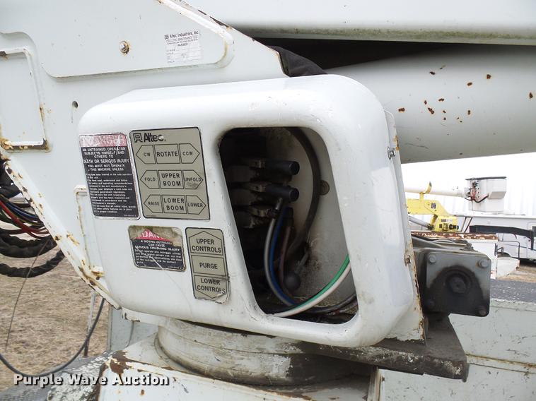 image for item DF7169 2000 International 4800 bucket truck