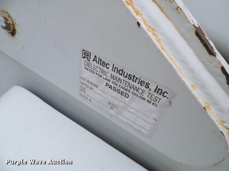 image for item DF7169 2000 International 4800 bucket truck