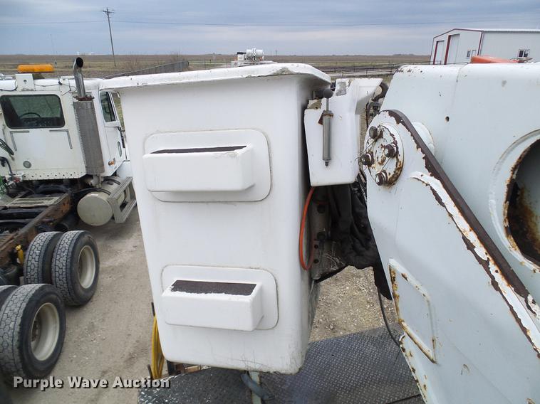 image for item DF7169 2000 International 4800 bucket truck