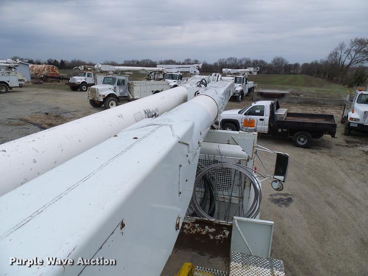 image for item DF7169 2000 International 4800 bucket truck