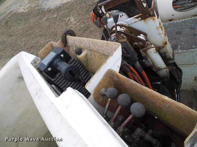 image for item DF7169 2000 International 4800 bucket truck