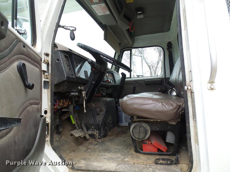 image for item DF7169 2000 International 4800 bucket truck