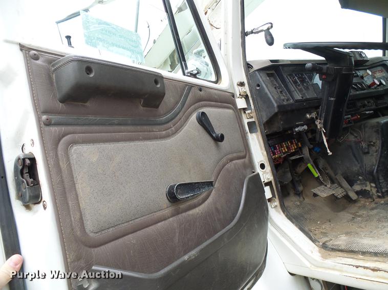 image for item DF7169 2000 International 4800 bucket truck