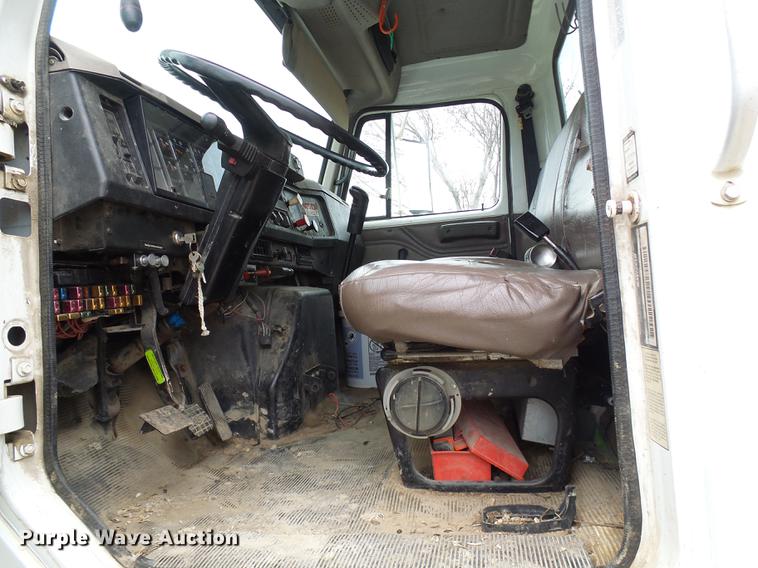 image for item DF7169 2000 International 4800 bucket truck