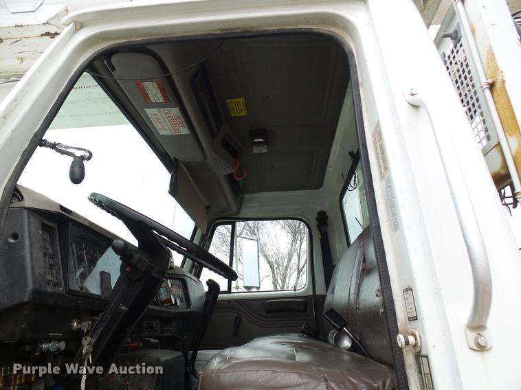 image for item DF7169 2000 International 4800 bucket truck