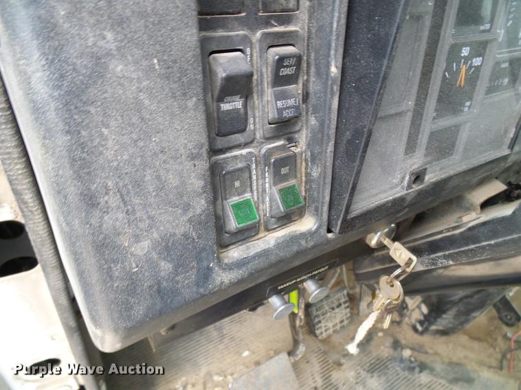 image for item DF7169 2000 International 4800 bucket truck