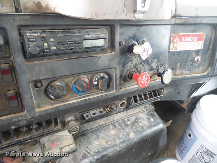 image for item DF7169 2000 International 4800 bucket truck