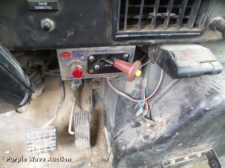 image for item DF7169 2000 International 4800 bucket truck