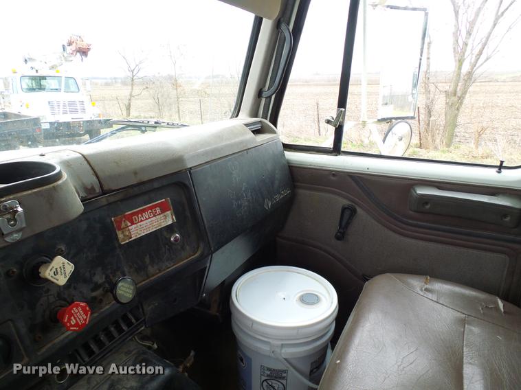 image for item DF7169 2000 International 4800 bucket truck