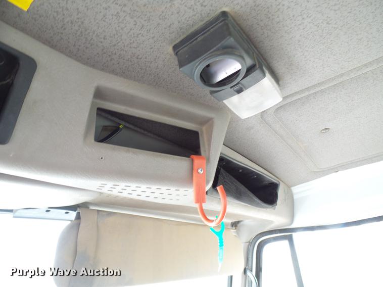 image for item DF7169 2000 International 4800 bucket truck