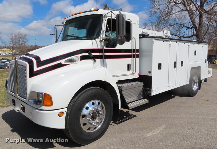 image for item DF7722 2005 Kenworth T300 service truck with crane