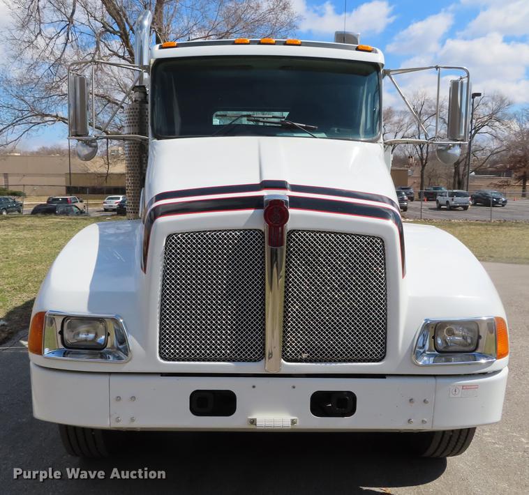 image for item DF7722 2005 Kenworth T300 service truck with crane