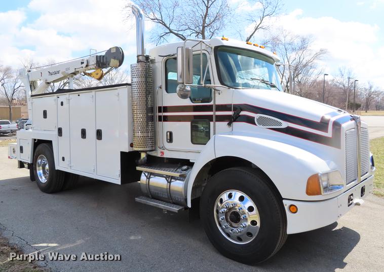 image for item DF7722 2005 Kenworth T300 service truck with crane