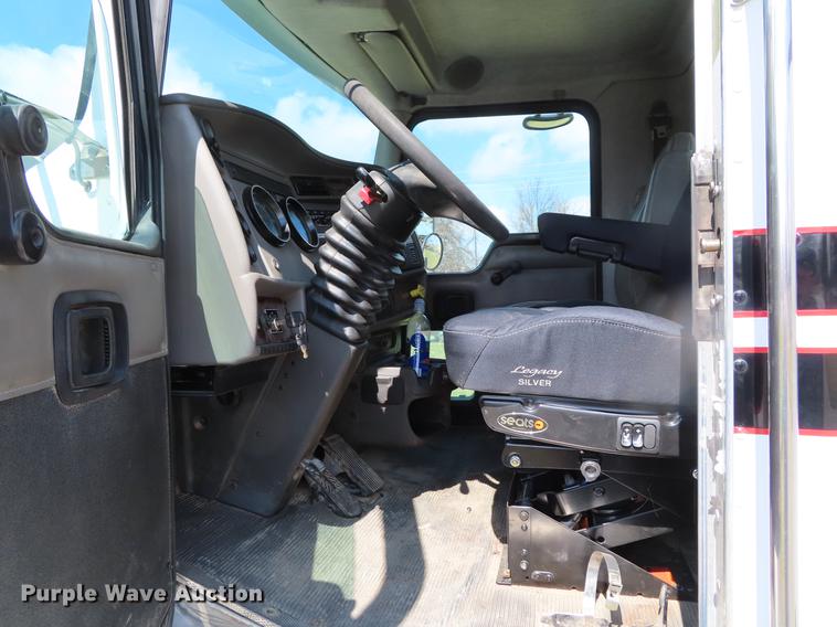 image for item DF7722 2005 Kenworth T300 service truck with crane