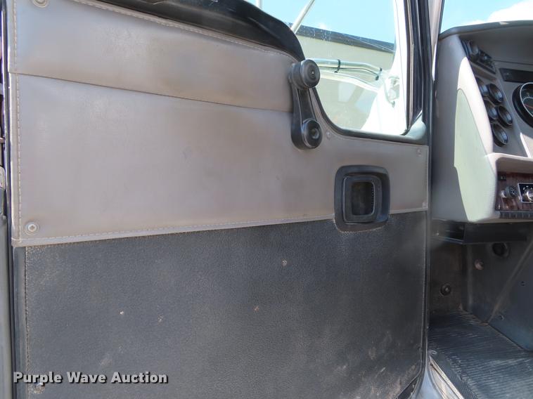 image for item DF7722 2005 Kenworth T300 service truck with crane