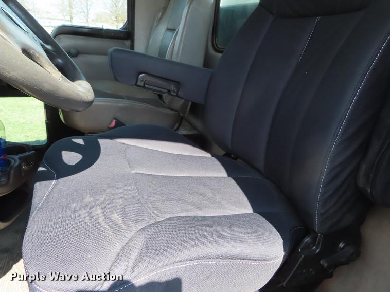 image for item DF7722 2005 Kenworth T300 service truck with crane