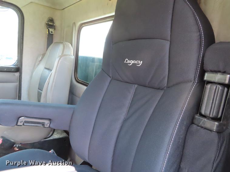 image for item DF7722 2005 Kenworth T300 service truck with crane