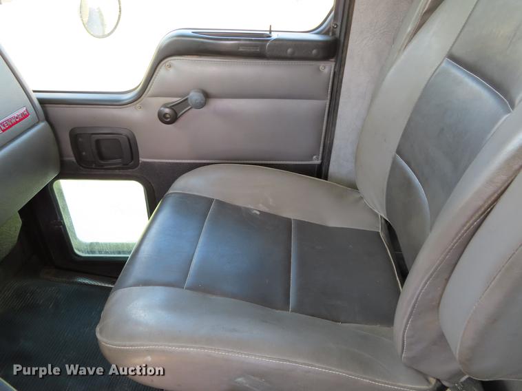 image for item DF7722 2005 Kenworth T300 service truck with crane