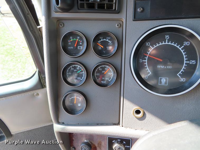 image for item DF7722 2005 Kenworth T300 service truck with crane