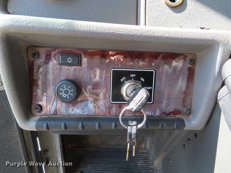 image for item DF7722 2005 Kenworth T300 service truck with crane