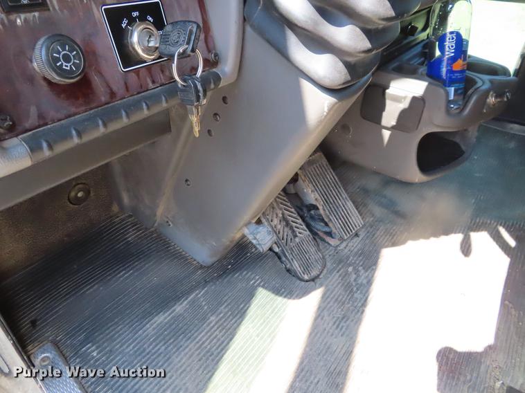 image for item DF7722 2005 Kenworth T300 service truck with crane