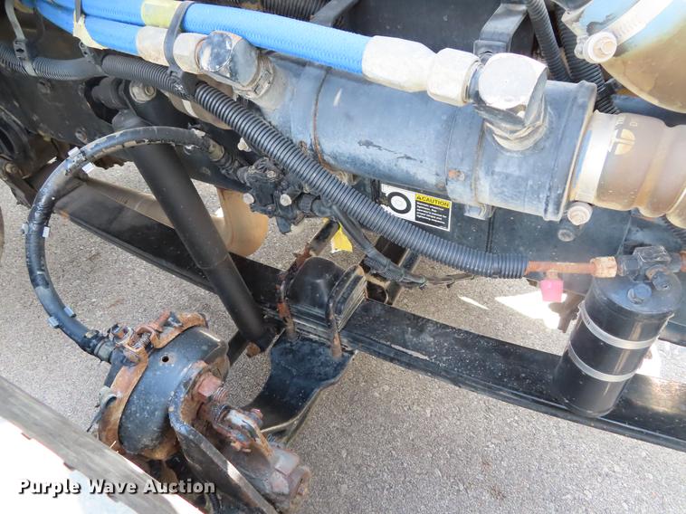 image for item DF7722 2005 Kenworth T300 service truck with crane