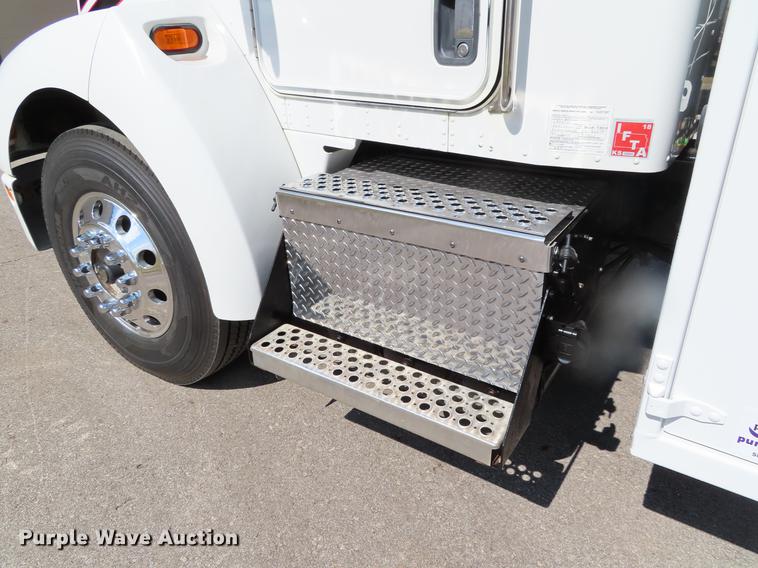 image for item DF7722 2005 Kenworth T300 service truck with crane