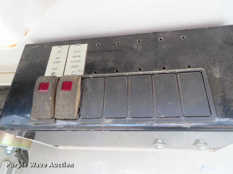 image for item DF7722 2005 Kenworth T300 service truck with crane