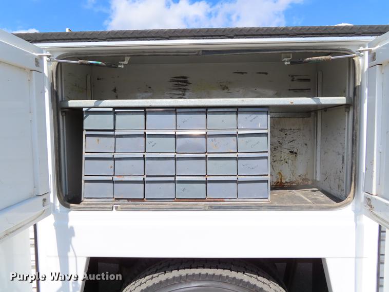 image for item DF7722 2005 Kenworth T300 service truck with crane