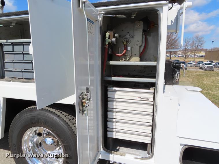 image for item DF7722 2005 Kenworth T300 service truck with crane