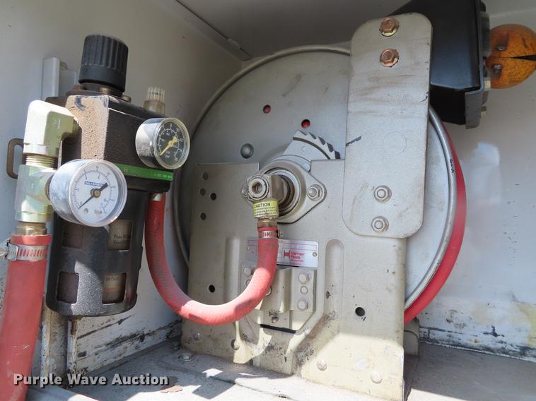 image for item DF7722 2005 Kenworth T300 service truck with crane