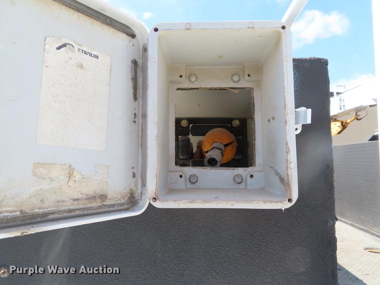 image for item DF7722 2005 Kenworth T300 service truck with crane