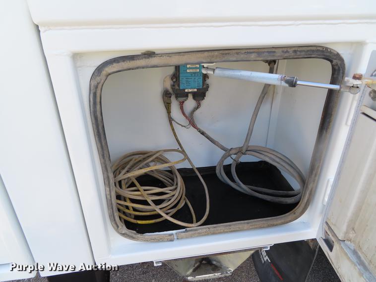 image for item DF7722 2005 Kenworth T300 service truck with crane