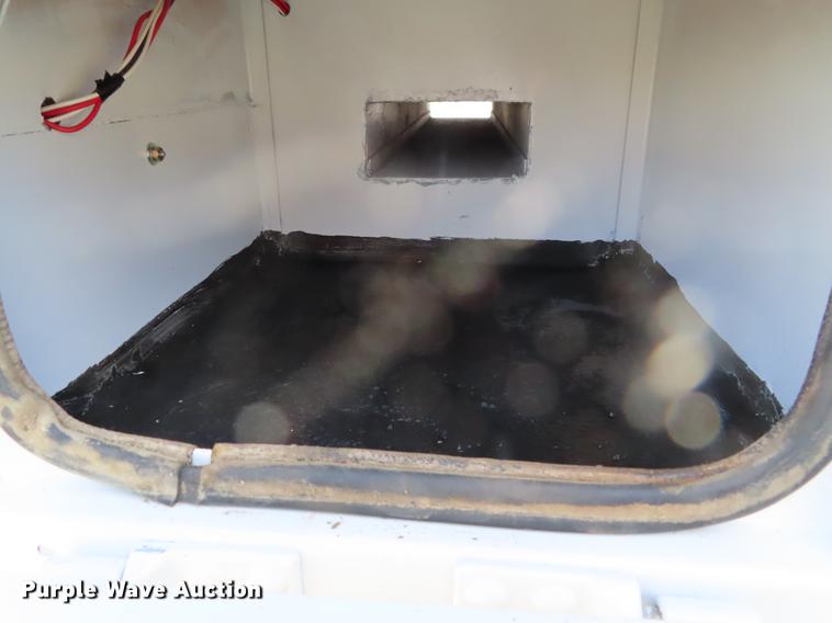 image for item DF7722 2005 Kenworth T300 service truck with crane