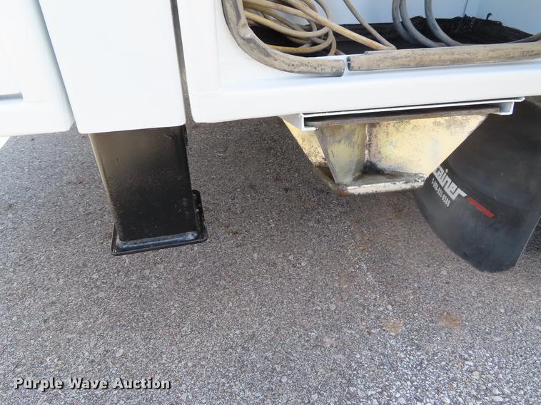 image for item DF7722 2005 Kenworth T300 service truck with crane