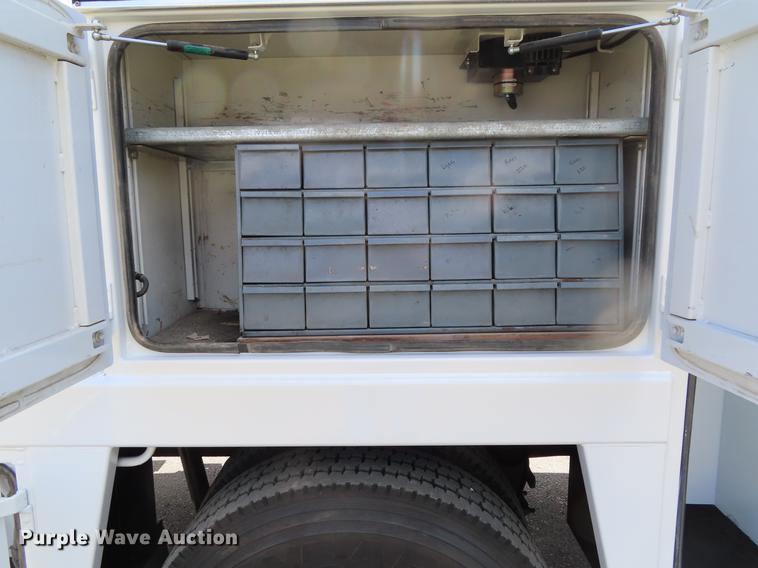 image for item DF7722 2005 Kenworth T300 service truck with crane