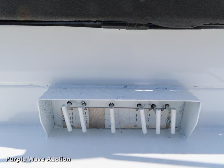 image for item DF7722 2005 Kenworth T300 service truck with crane