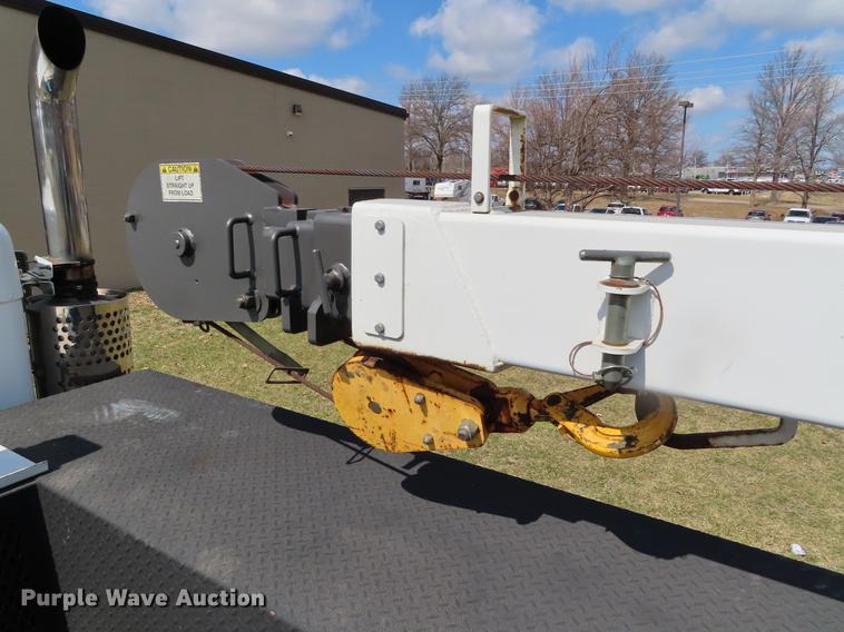 image for item DF7722 2005 Kenworth T300 service truck with crane