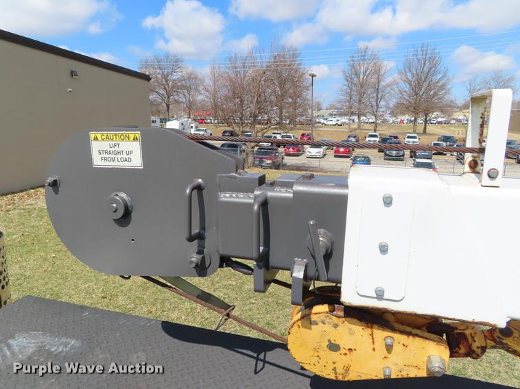 image for item DF7722 2005 Kenworth T300 service truck with crane