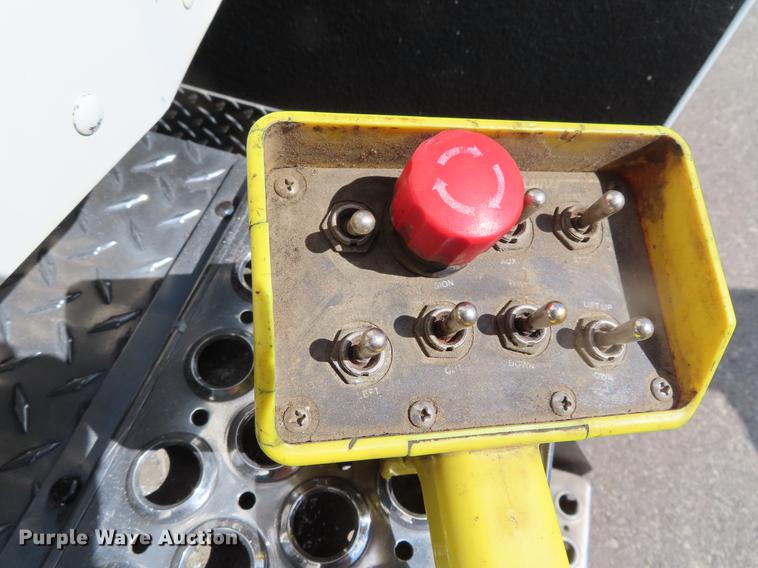 image for item DF7722 2005 Kenworth T300 service truck with crane