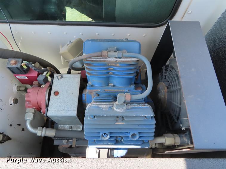 image for item DF7722 2005 Kenworth T300 service truck with crane