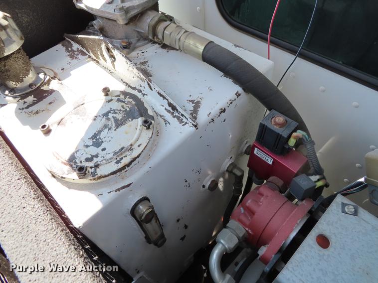 image for item DF7722 2005 Kenworth T300 service truck with crane