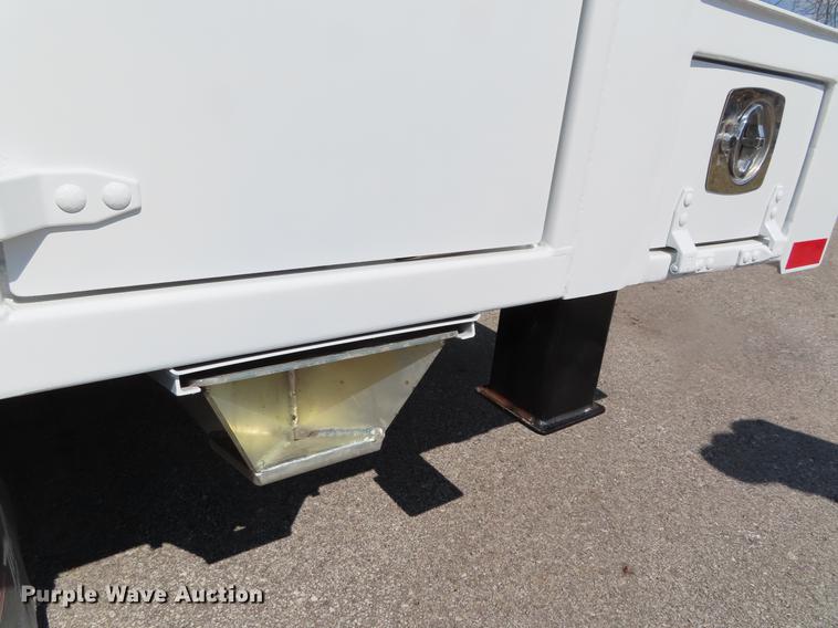 image for item DF7722 2005 Kenworth T300 service truck with crane