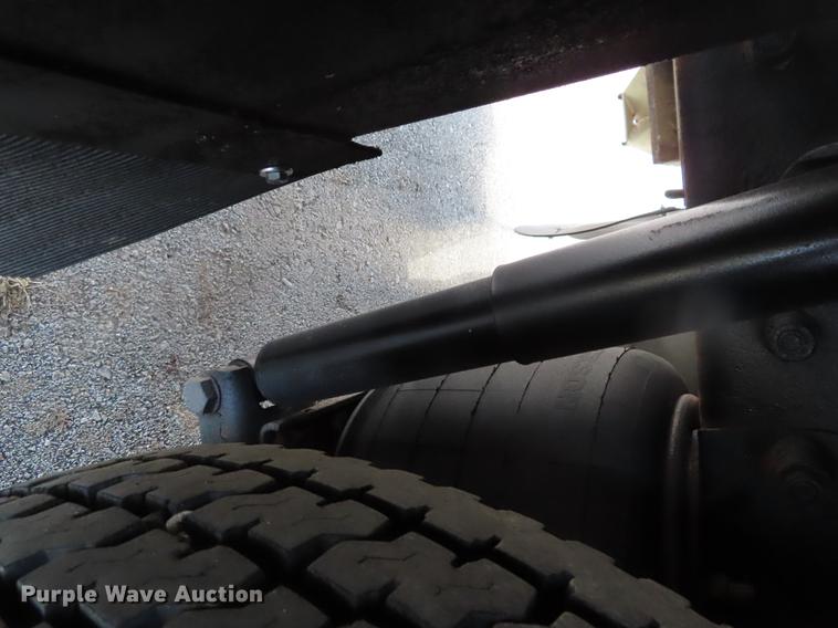 image for item DF7722 2005 Kenworth T300 service truck with crane