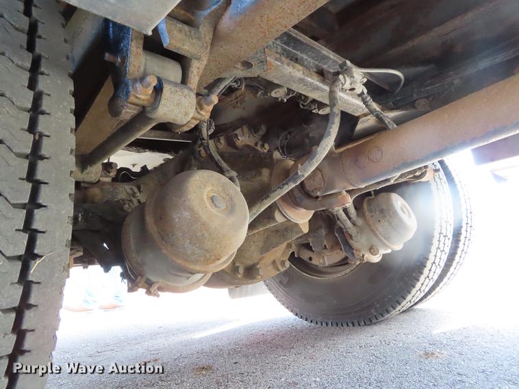 image for item DF7722 2005 Kenworth T300 service truck with crane