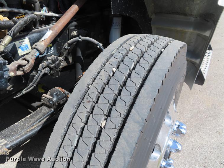 image for item DF7722 2005 Kenworth T300 service truck with crane