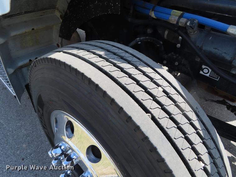 image for item DF7722 2005 Kenworth T300 service truck with crane