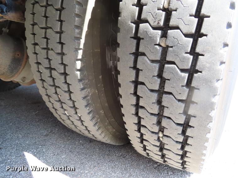 image for item DF7722 2005 Kenworth T300 service truck with crane